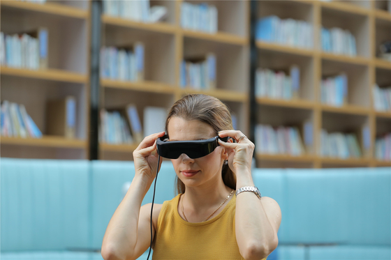 200-calowe inteligentne okulary VR FOV 43 stopnie 1800 Nits Head Mounted Display